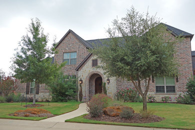 Großes, Zweistöckiges Klassisches Einfamilienhaus mit Mix-Fassade, roter Fassadenfarbe, Satteldach und Schindeldach in Dallas