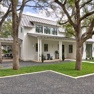 Zweistöckiges, Weißes, Mittelgroßes Country Einfamilienhaus mit Satteldach, Faserzement-Fassade, Blechdach, Wandpaneelen und Dachgaube in Austin
