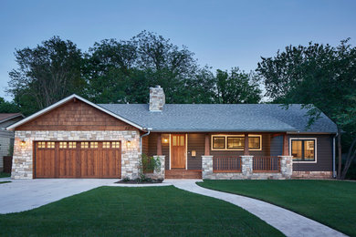 Kleines, Einstöckiges Landhausstil Einfamilienhaus mit Mix-Fassade, blauer Fassadenfarbe, Walmdach und Schindeldach in Austin
