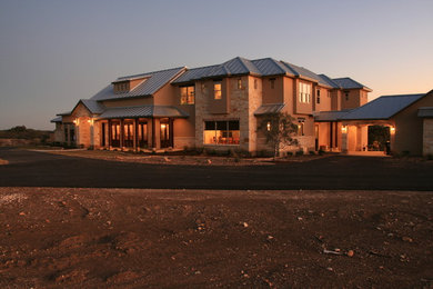Exempel på ett stort klassiskt brunt hus, med allt i ett plan, sadeltak och tak i metall