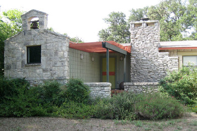 Foto della villa grigia contemporanea a due piani con rivestimento in legno
