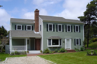 Diseño de fachada de casa verde clásica de tamaño medio de dos plantas con revestimiento de vinilo, tejado a dos aguas y tejado de teja de madera