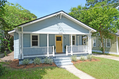 Example of an exterior home design in Jacksonville