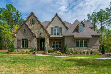 Großes, Zweistöckiges Klassisches Einfamilienhaus mit Steinfassade, grauer Fassadenfarbe, Satteldach und Schindeldach in Raleigh