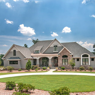 Idée de décoration pour une grand façade de maison grise craftsman de plain-pied avec un revêtement mixte et un toit à quatre pans.