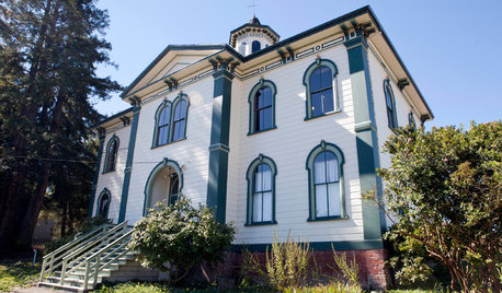 Houzz Tour: Meet the Schoolhouse Saved By ‘The Birds’