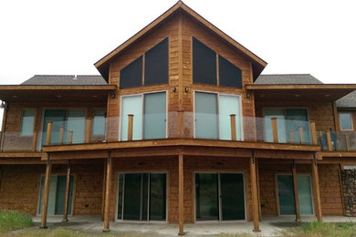 Ispirazione per la facciata di una casa ampia marrone rustica a due piani con rivestimento in legno