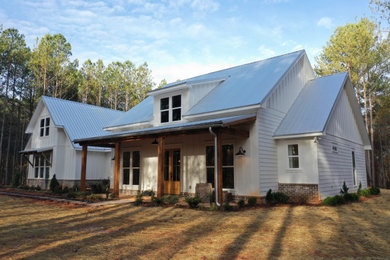 Foto de fachada de casa blanca campestre de tamaño medio de una planta con revestimiento de aglomerado de cemento, tejado a dos aguas y tejado de metal