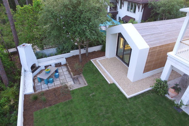 Kleine, Einstöckige Moderne Holzfassade Haus mit weißer Fassadenfarbe und Satteldach in Miami