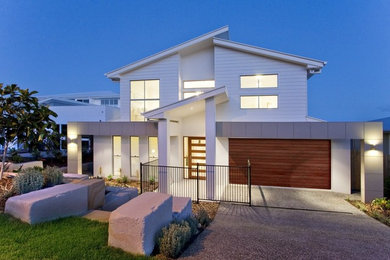 Geräumiges, Zweistöckiges Modernes Einfamilienhaus mit Mix-Fassade, weißer Fassadenfarbe und Blechdach in Brisbane