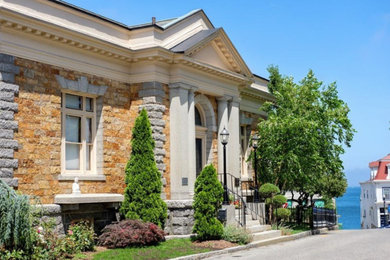 Foto de fachada de casa beige clásica extra grande de dos plantas con revestimiento de piedra