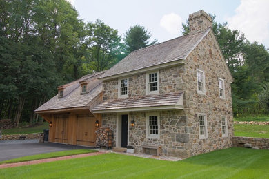 Aménagement d'une façade de maison marron campagne en bois à un étage avec un toit à deux pans et un toit en shingle.