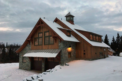 Immagine della villa marrone rustica a due piani di medie dimensioni con rivestimenti misti, tetto a capanna e copertura in metallo o lamiera