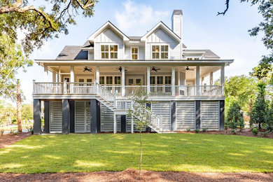 Dreistöckiges Maritimes Einfamilienhaus mit grauer Fassadenfarbe, Satteldach und Schindeldach in Charleston