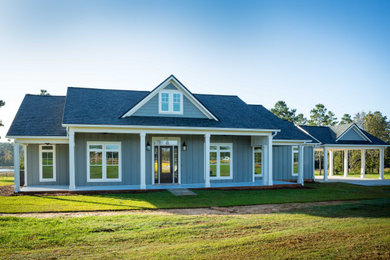 Aménagement d'une façade de maison bleue classique en planches et couvre-joints de taille moyenne et de plain-pied avec un toit à deux pans, un toit en shingle et un toit noir.