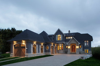 Свежая идея для дизайна: двухэтажный дом в классическом стиле с комбинированной облицовкой и вальмовой крышей - отличное фото интерьера