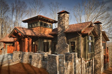 Immagine della facciata di una casa grande grigia american style a due piani con rivestimenti misti e tetto a capanna