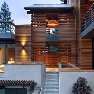 Foto della facciata di una casa contemporanea con rivestimento in legno