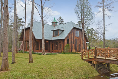 Inspiration pour une façade de maison chalet en bois de taille moyenne et à un étage.
