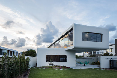 Mittelgroßes, Zweistöckiges Modernes Haus mit Betonfassade, weißer Fassadenfarbe und Flachdach in Gold Coast - Tweed