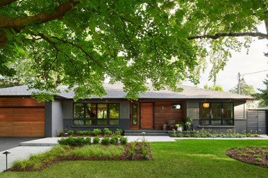 Inspiration for a 1950s exterior home remodel in Toronto