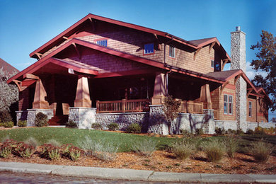 Imagen de fachada de casa beige tradicional grande de dos plantas