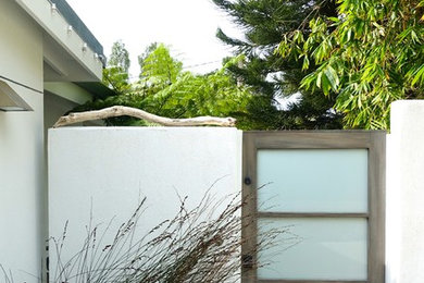 Mittelgroßes, Einstöckiges Modernes Haus mit Putzfassade und weißer Fassadenfarbe in Santa Barbara