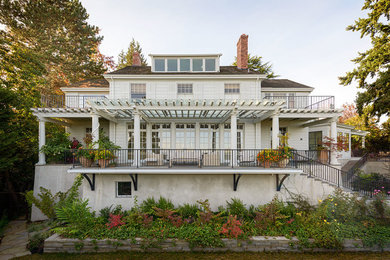 Imagen de fachada blanca clásica de dos plantas con tejado a cuatro aguas