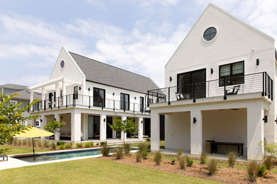 Идея дизайна: двухэтажный, белый частный загородный дом в стиле кантри с облицовкой из цементной штукатурки и крышей из гибкой черепицы