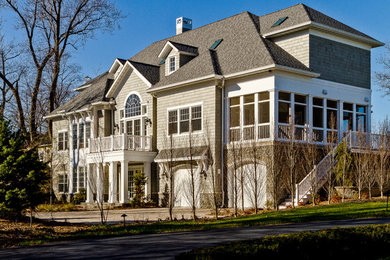 Ispirazione per la villa grande beige stile marinaro a tre piani con rivestimento in legno, tetto a padiglione e copertura a scandole