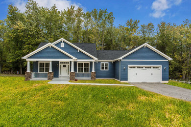 Exemple d'une façade de maison bleue craftsman de taille moyenne et de plain-pied avec un revêtement en vinyle et un toit à deux pans.