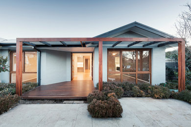 Diseño de fachada moderna de una planta con tejado a dos aguas