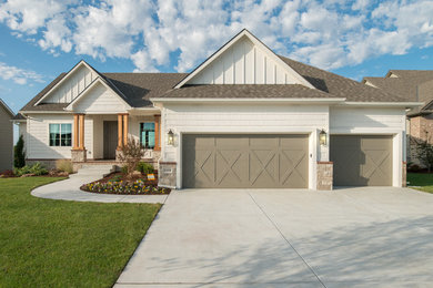 Example of a mid-sized country white split-level concrete fiberboard exterior home design in Wichita with a hip roof