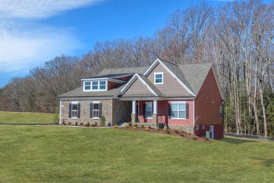 Country Einfamilienhaus mit Mix-Fassade, roter Fassadenfarbe, Satteldach und Schindeldach in Washington, D.C.