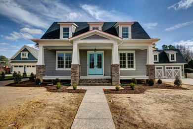 Imagen de fachada gris de estilo americano de tamaño medio de dos plantas con revestimiento de hormigón y tejado a dos aguas