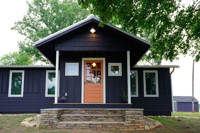 Foto de fachada de casa azul campestre de tamaño medio de una planta con revestimiento de madera