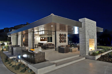 ラスベガスにあるコンテンポラリースタイルのおしゃれな家の外観 (石材サイディング) の写真