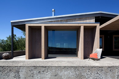 Cette photo montre une petite façade de maison tendance en bois de plain-pied.
