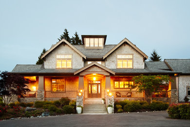 Foto de fachada de casa beige clásica grande de dos plantas con revestimiento de madera y tejado a dos aguas