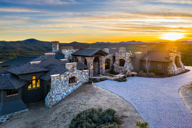 フェニックスにあるラグジュアリーなトラディショナルスタイルのおしゃれな家の外観 (石材サイディング) の写真