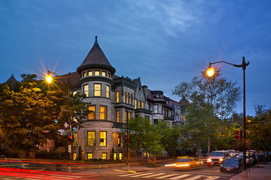 ワシントンD.C.にある高級な巨大なトラディショナルスタイルのおしゃれな家の外観 (石材サイディング) の写真