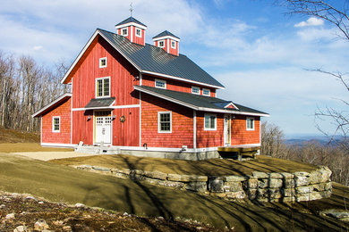 Modelo de fachada roja rústica de tamaño medio de dos plantas con revestimiento de madera y tejado a dos aguas
