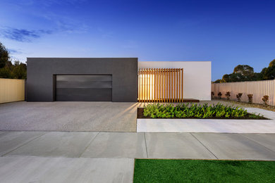 Modelo de fachada negra minimalista de tamaño medio de una planta con revestimiento de ladrillo y tejado a cuatro aguas