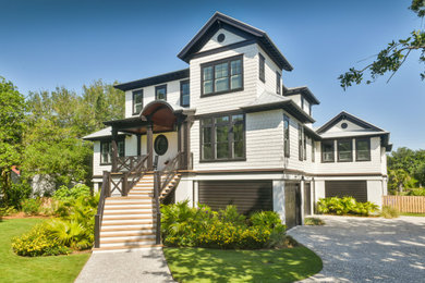 Idées déco pour une grande façade de maison blanche bord de mer à un étage avec un toit en métal.