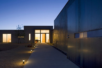 Imagen de fachada minimalista de una planta con revestimiento de metal