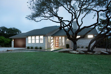 Mittelgroßes, Einstöckiges Klassisches Einfamilienhaus mit Steinfassade, beiger Fassadenfarbe, Pultdach und Schindeldach in Austin