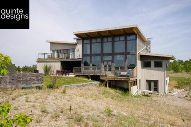 Inspiration pour une façade de maison grise minimaliste de taille moyenne et à un étage avec un revêtement mixte.