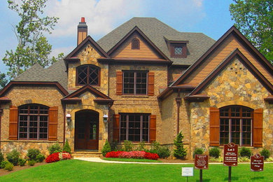 Mittelgroßes, Zweistöckiges Rustikales Haus mit Mix-Fassade, beiger Fassadenfarbe und Satteldach in Atlanta