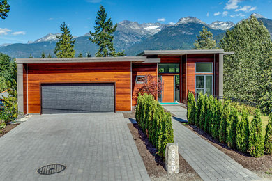 Diseño de fachada de casa marrón minimalista grande de dos plantas con revestimiento de madera y tejado plano