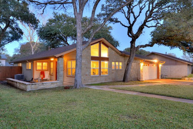 Mittelgroßes, Einstöckiges Rustikales Haus mit Mix-Fassade und brauner Fassadenfarbe in Austin